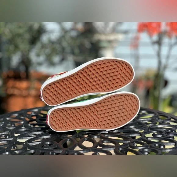 Vans x Sesame Street — Old Skool “Elmo” Sneakers - Picture 4 of 9